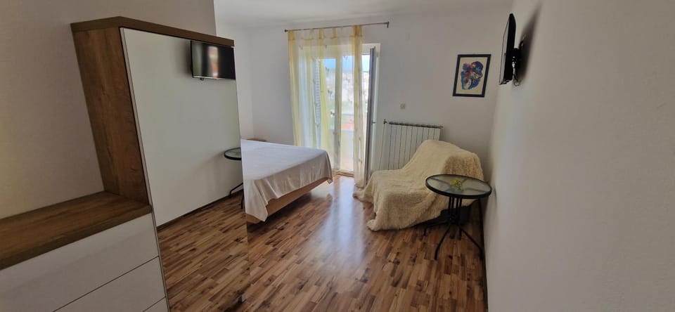 Bed, TV and multimedia, Balcony/Terrace, Bedroom