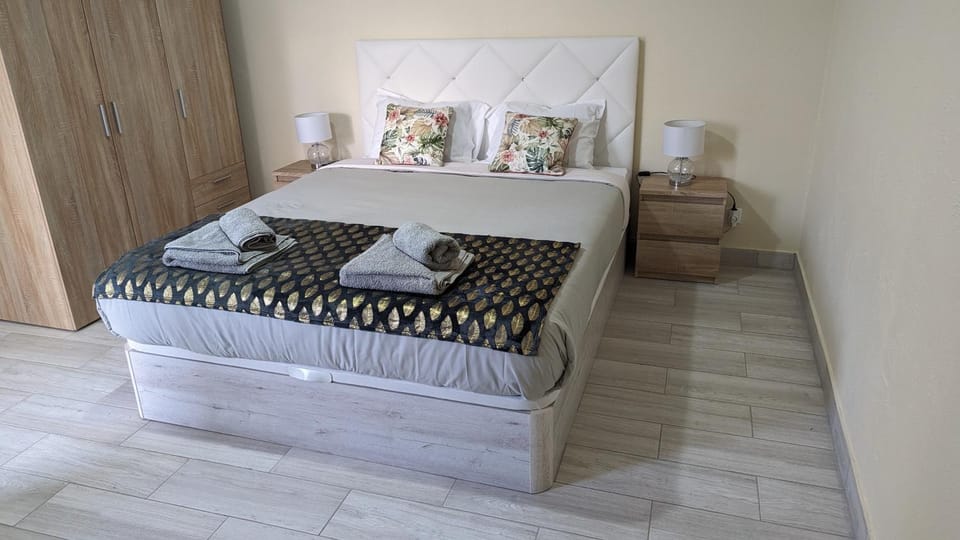 Bed, Bedroom, towels