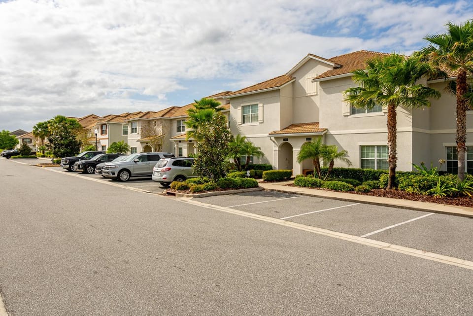 Spacious 4BR Home-Private Pool-Minutes from Disney House in Four Corners