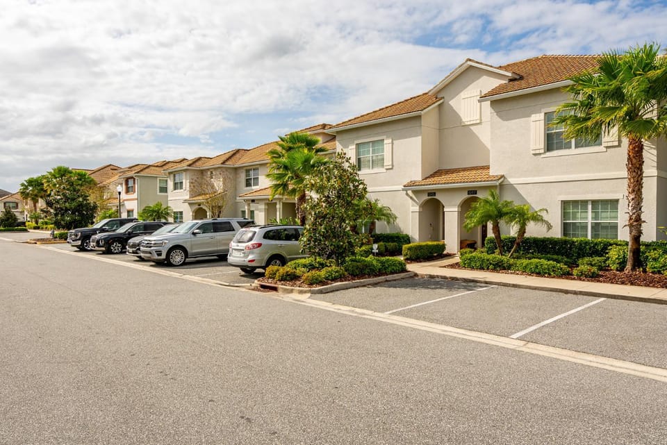 Spacious 4BR Home-Private Pool-Minutes from Disney House in Four Corners