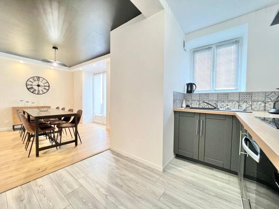 Kitchen or kitchenette, Dining area, pet friendly, stove