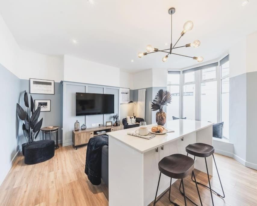 Newport's heart: Steps from shops & local charm! Apartment in Newport