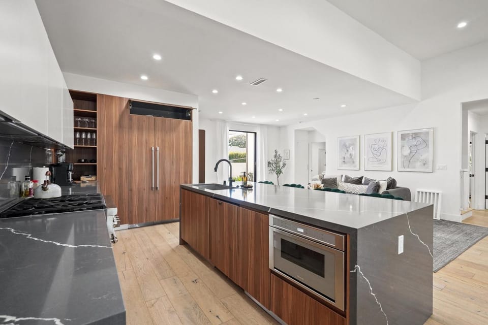 Kitchen or kitchenette, dishwasher, minibar, oven, pet friendly, stove, toaster