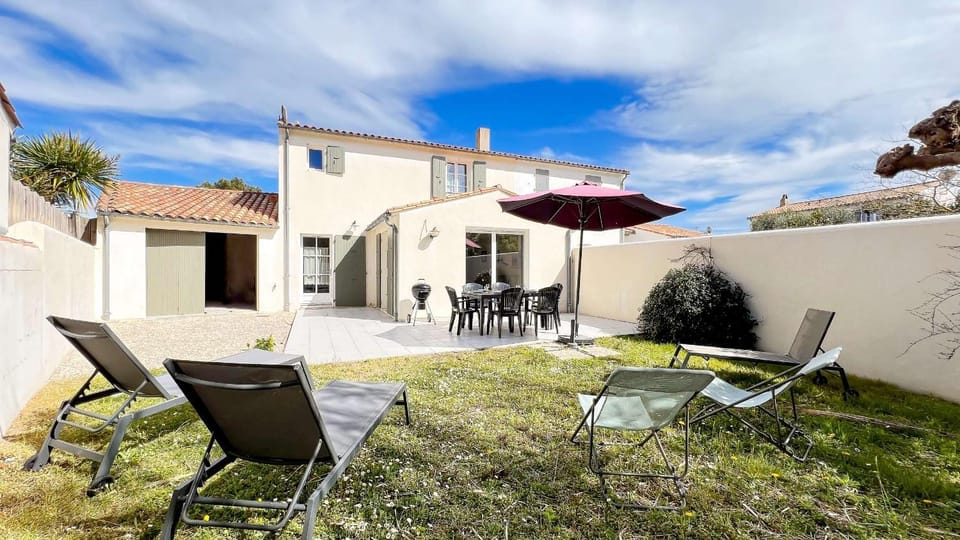 Property building, Patio, Garden, Garden view, sunbed