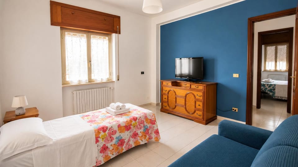 Bed, TV and multimedia, Bedroom