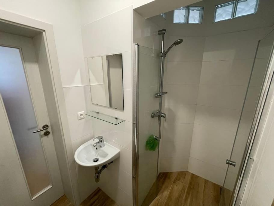 Trojizbový byt vzdialený 800 m od X bionic Shere s dvoma kúpeľňami Apartment in Bratislava Region, Slovakia