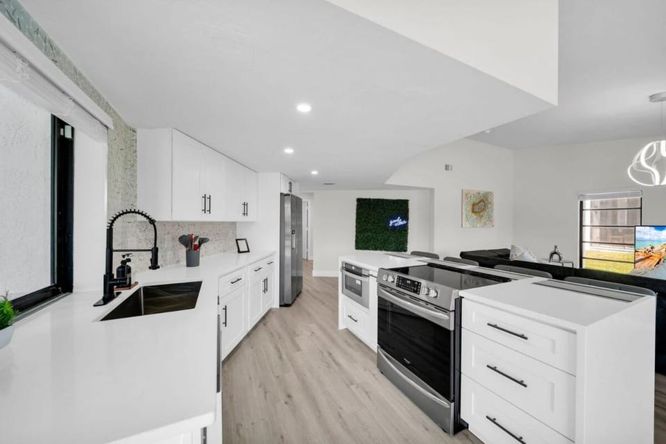 Waterfront Escape with Wild Owl Charm, Heated Pool & Pet-Friendly House in Cape Coral