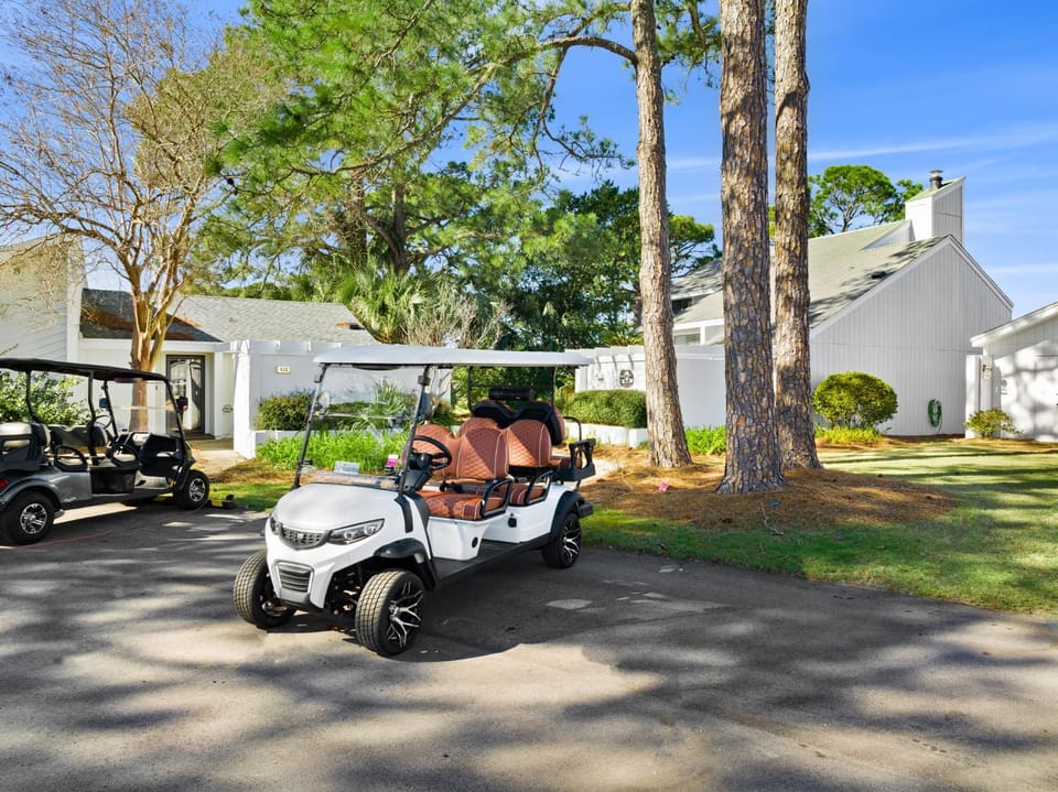 Property building, Day, Neighbourhood, Natural landscape, Golfcourse