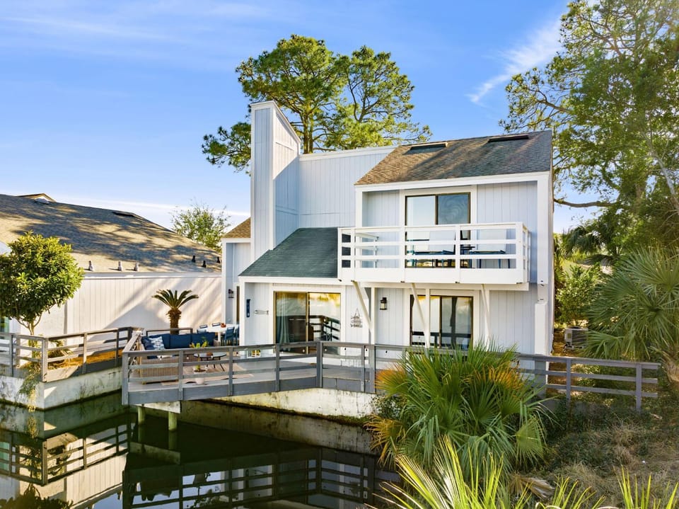 Property building, Day, Natural landscape, Garden, Balcony/Terrace