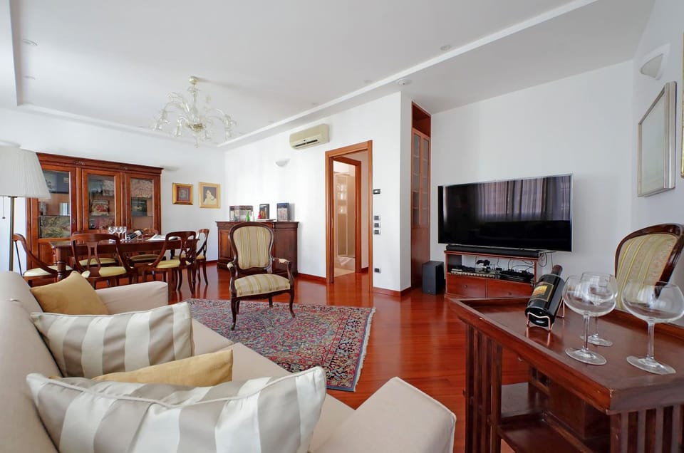 Communal lounge/ TV room, TV and multimedia, Living room, Dining area, Evening entertainment