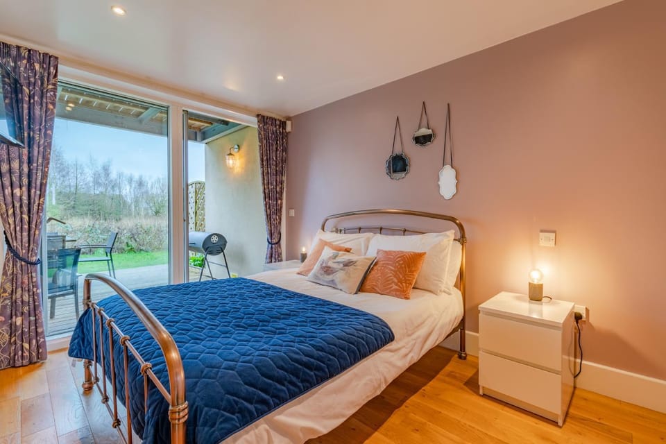 Bed, Balcony/Terrace, Bedroom, Lake view