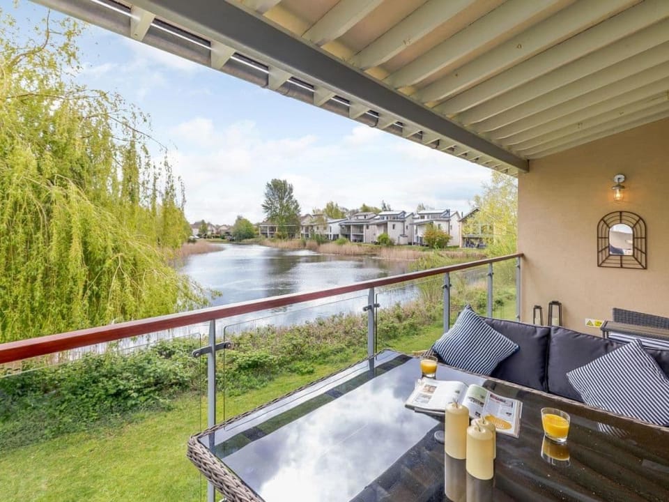 Balcony/Terrace, Dining area, Lake view