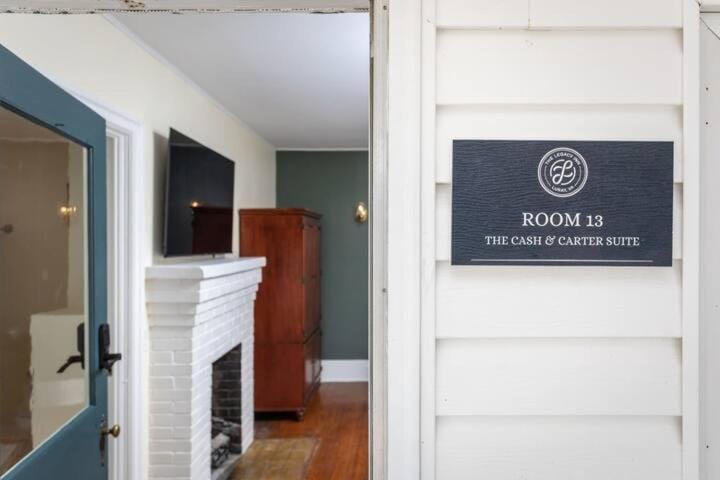 Property logo or sign, TV and multimedia