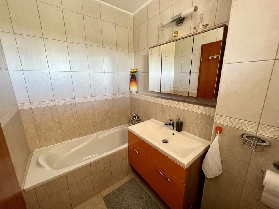 Bathroom, Bath, towels