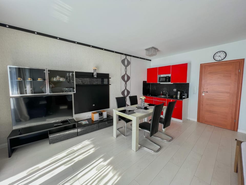 Communal lounge/ TV room, TV and multimedia, Kitchen or kitchenette, Dining area