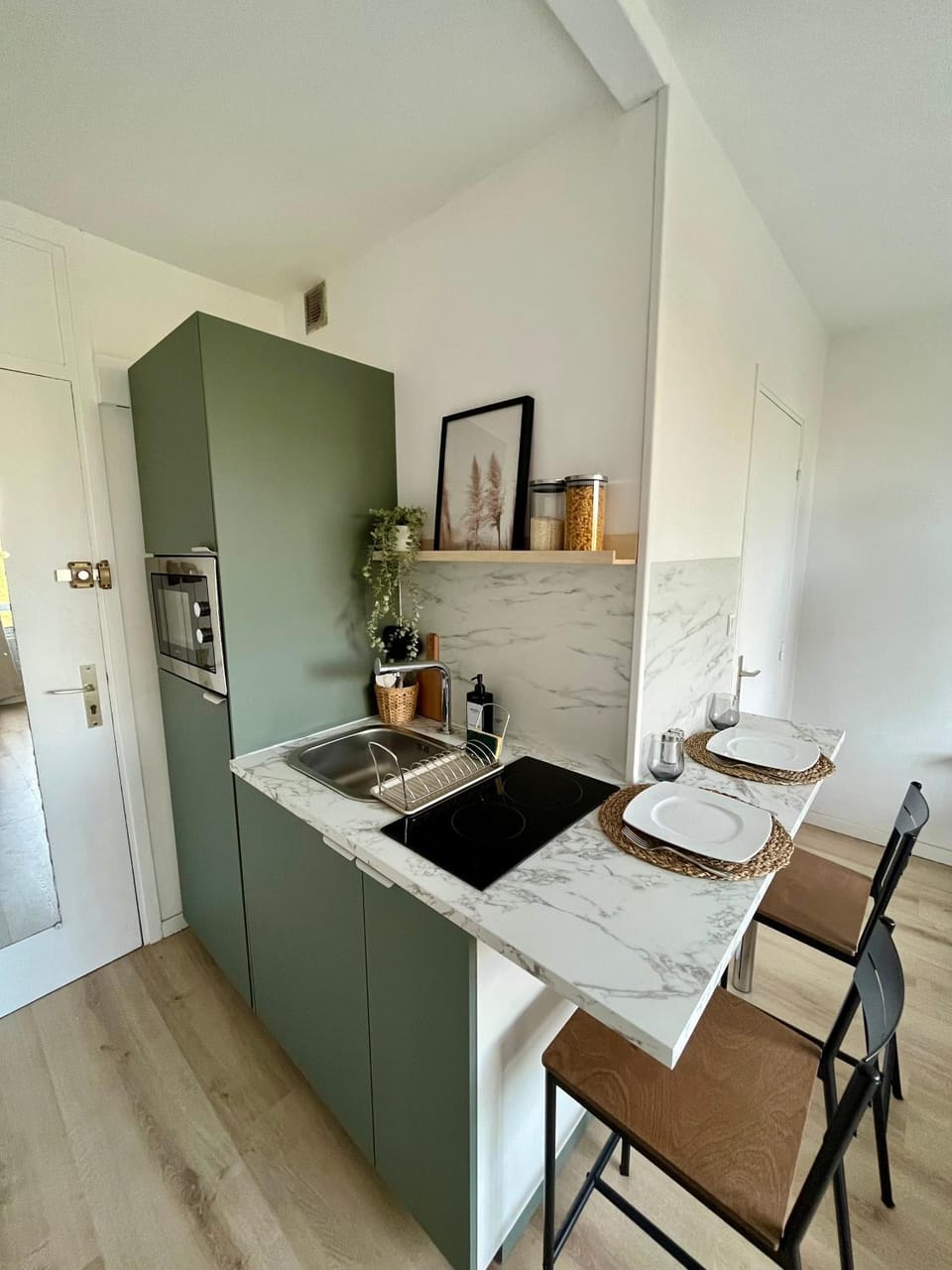Kitchen or kitchenette, Dining area, minibar, stove