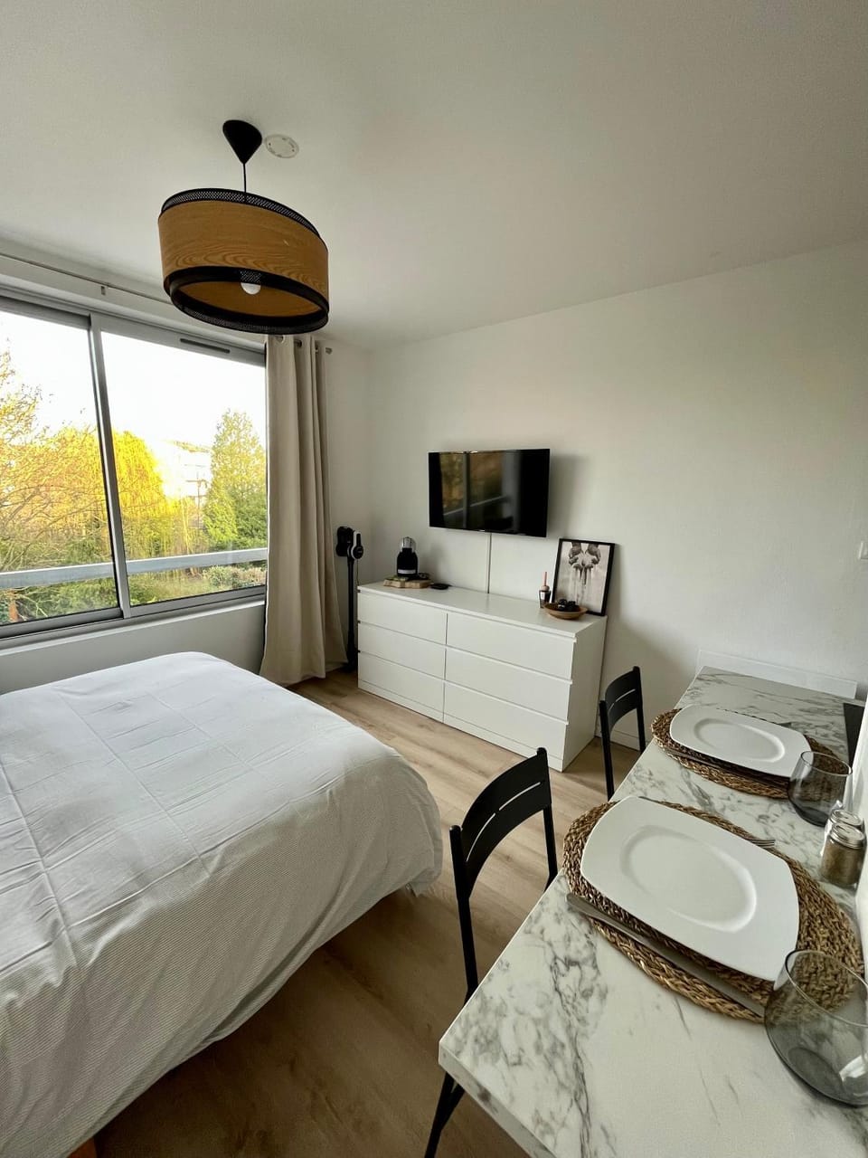 Property building, TV and multimedia, View (from property/room), Photo of the whole room, Dining area, Bedroom
