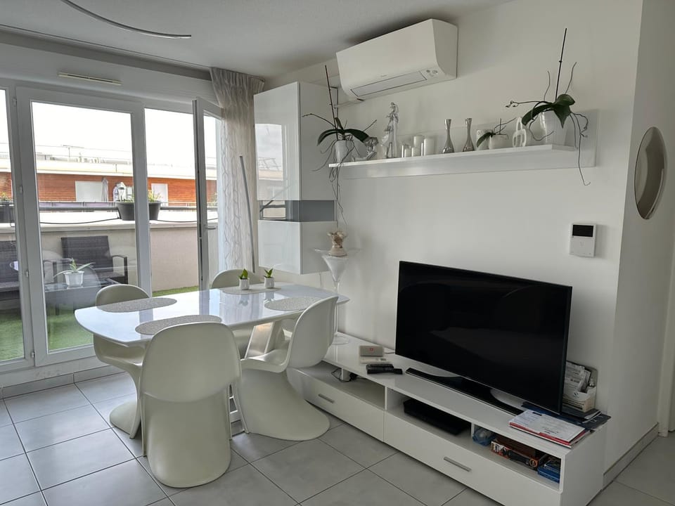 TV and multimedia, Living room, Seating area, Dining area