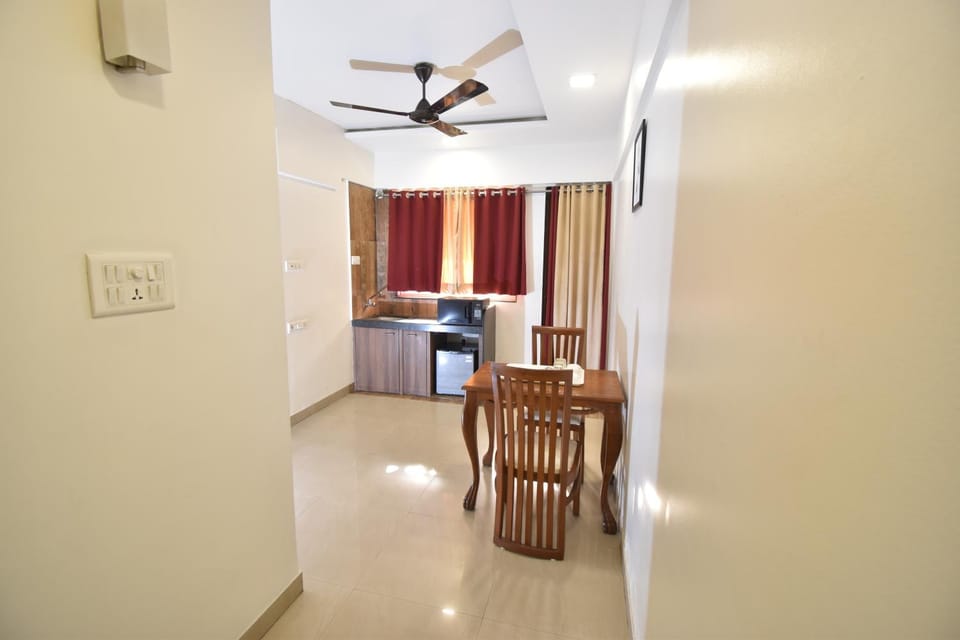Kitchen or kitchenette, Dining area, fireplace, minibar