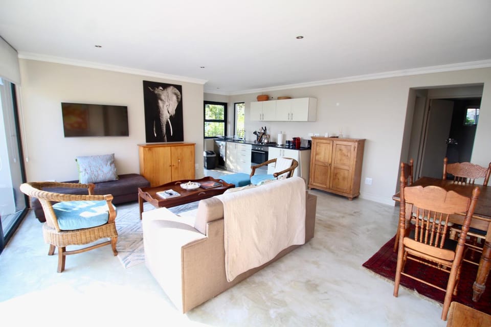 TV and multimedia, Kitchen or kitchenette, Living room, Seating area, Dining area