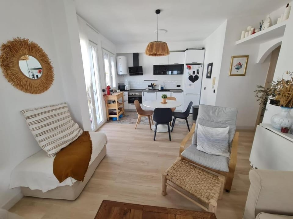 Kitchen or kitchenette, Living room, Dining area