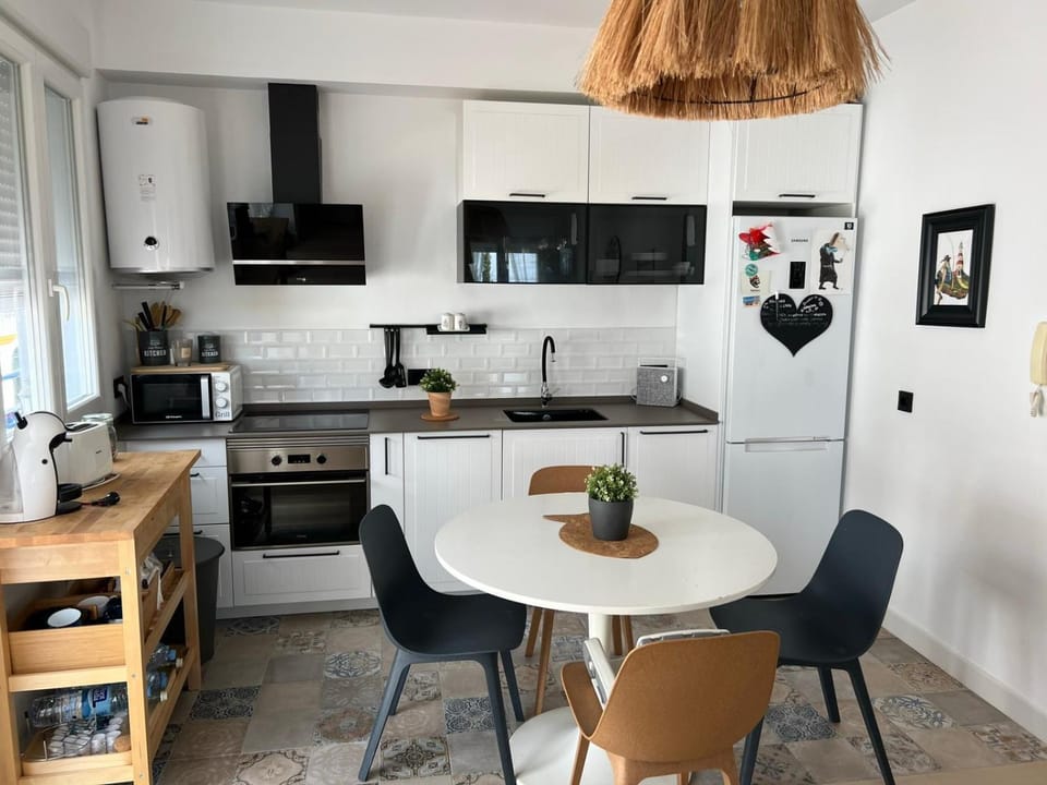 Kitchen or kitchenette, Dining area, dishwasher, minibar, pet friendly, stove