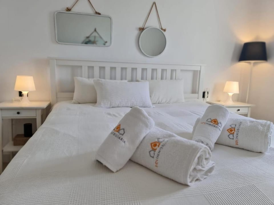 Bed, Bedroom, towels