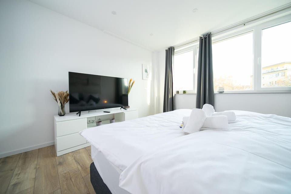 Bed, TV and multimedia, Bedroom