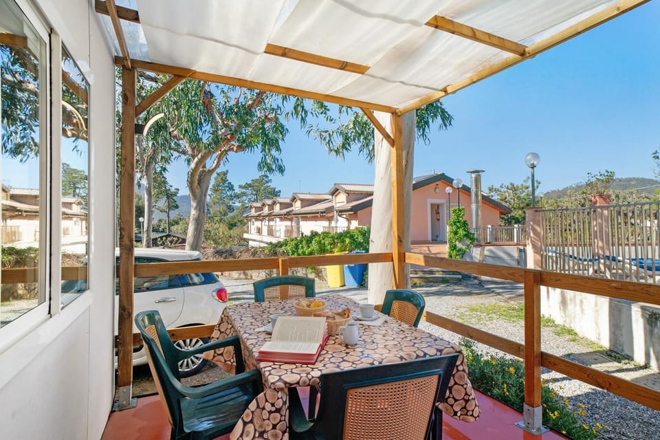 Property building, Balcony/Terrace, Living room