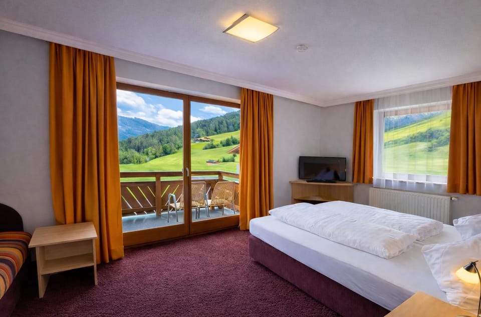 Bed, Natural landscape, TV and multimedia, Photo of the whole room, Bedroom, Mountain view