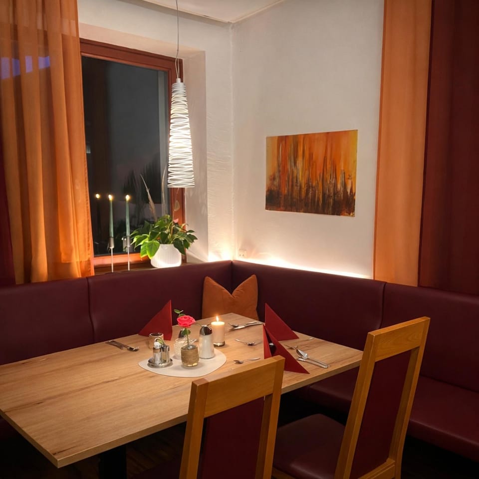 Restaurant/places to eat, Seating area, Dining area, Breakfast