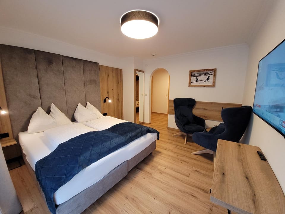 Bed, TV and multimedia, Bedroom