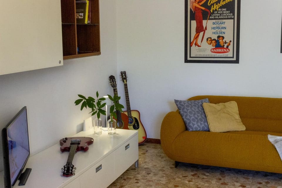 Seating area, heating, internet, air conditioner