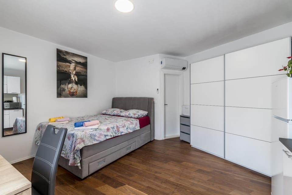 Bed, Bedroom, towels, wardrobe