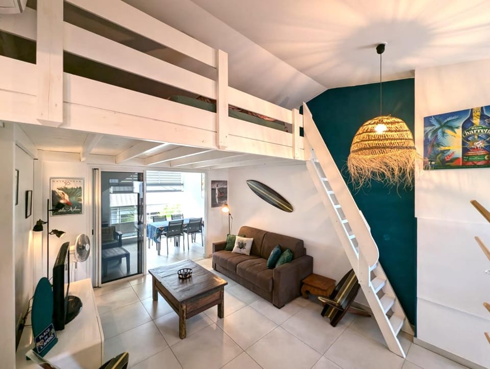 TV and multimedia, Living room, Seating area, air conditioner