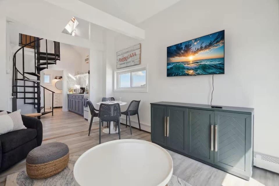 Private Balcony Newly Renovated Ocean Views Apartment in Hampton Beach