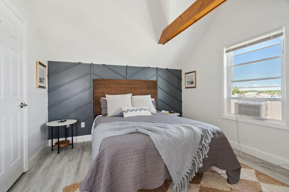 Private Balcony Newly Renovated Ocean Views Apartment in Hampton Beach
