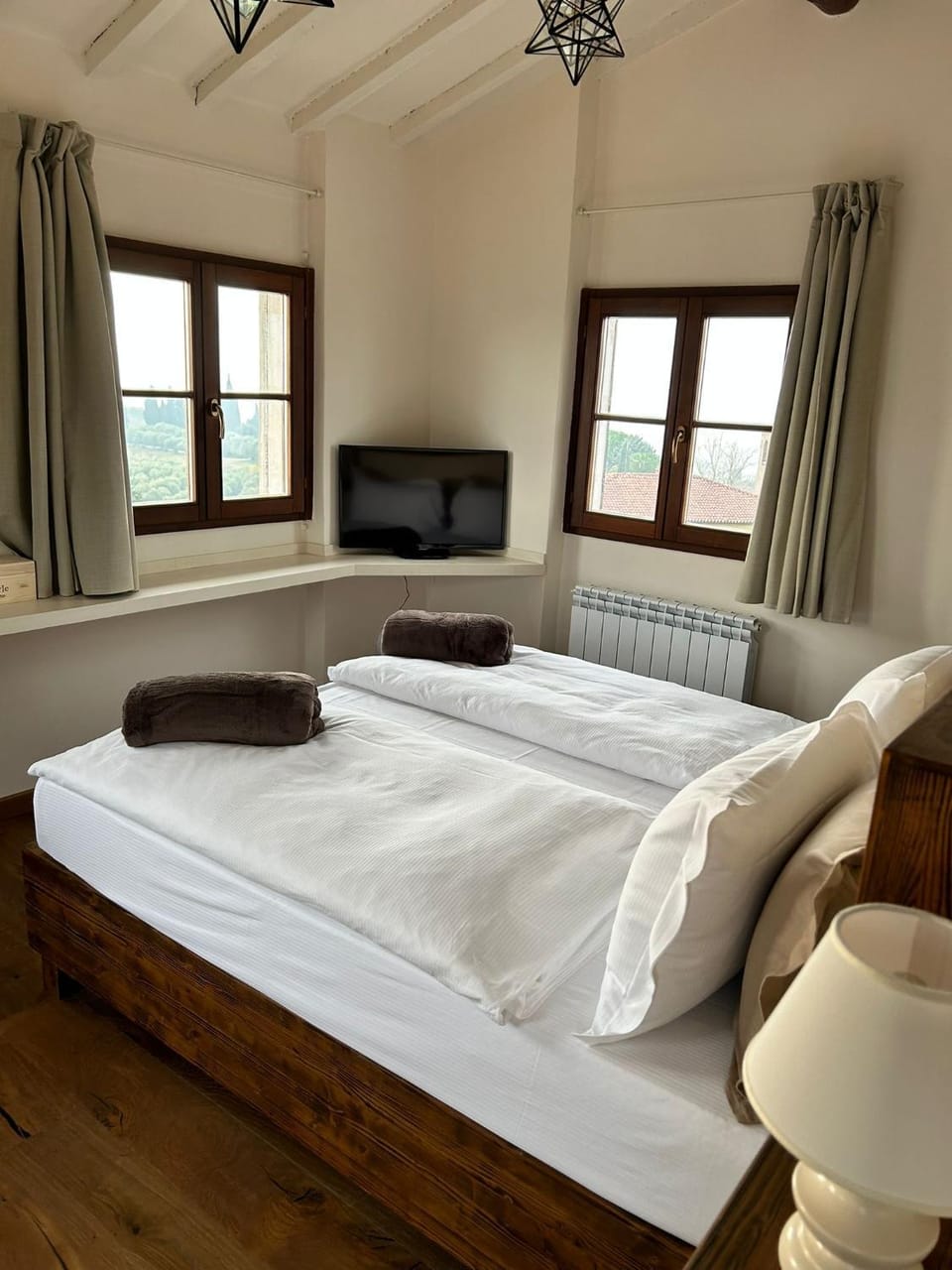 Bed, TV and multimedia, Photo of the whole room, Bedroom