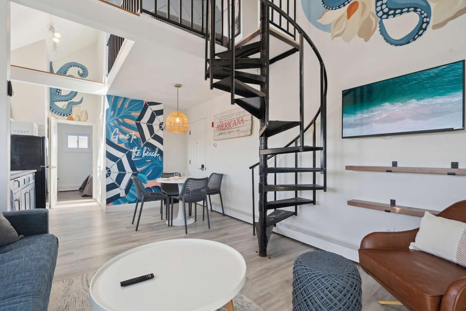 Ocean Views Newly Renovated Private Balcony Apartment in Hampton Beach