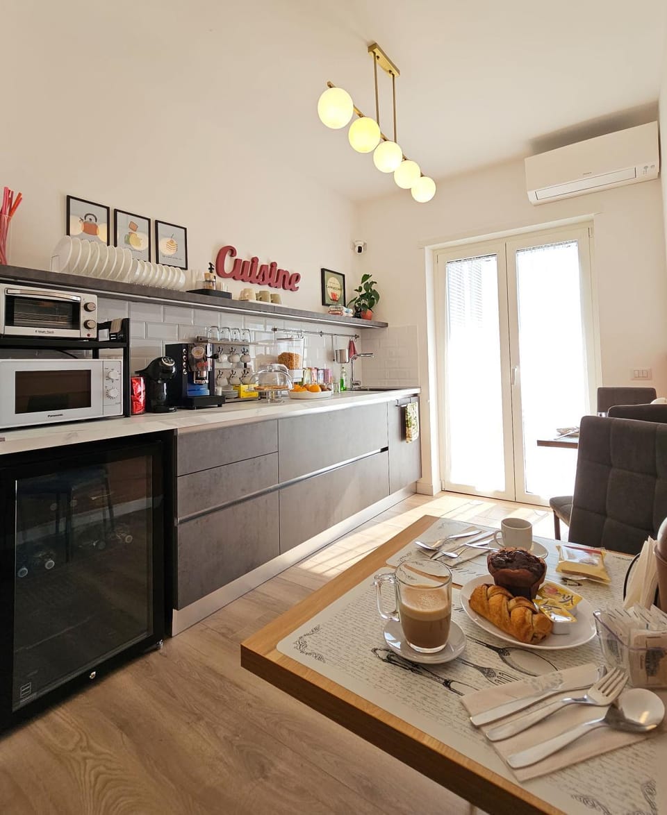Coffee/tea facilities, Kitchen or kitchenette, Food and drinks, Dining area, Buffet breakfast, Asian breakfast