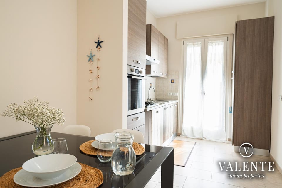 Kitchen or kitchenette, Dining area, oven, stove