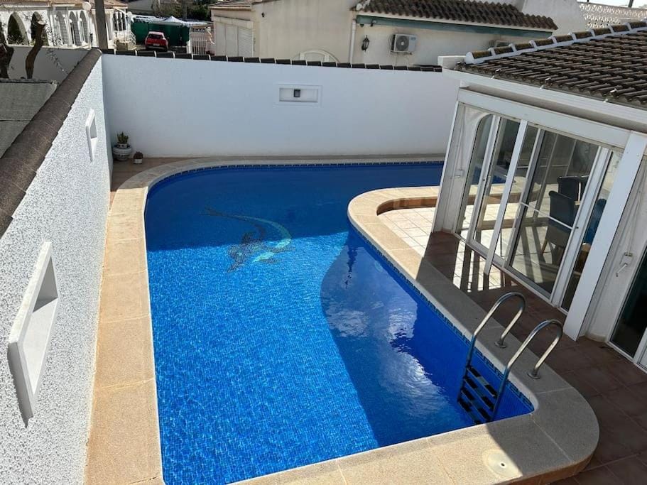 3 bed villa, large private heated pool 10 mins walk from beach and amenities Villa in Los Alcázares