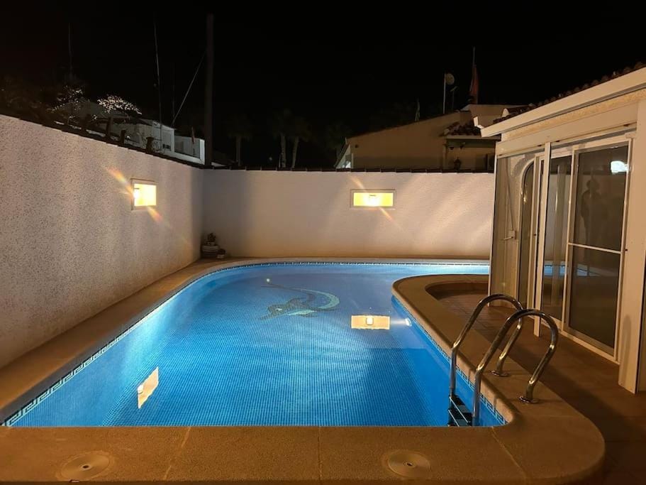 3 bed villa, large private heated pool 10 mins walk from beach and amenities Villa in Los Alcázares