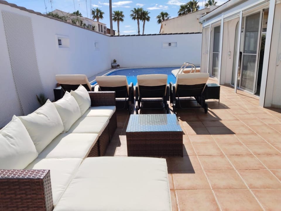 3 bed villa, large private heated pool 10 mins walk from beach and amenities Villa in Los Alcázares