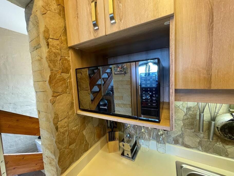 Kitchen or kitchenette, minibar