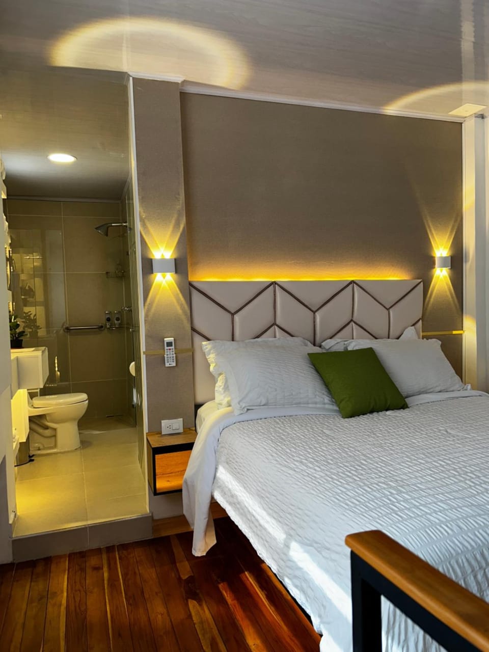 Bed, Photo of the whole room, Bedroom