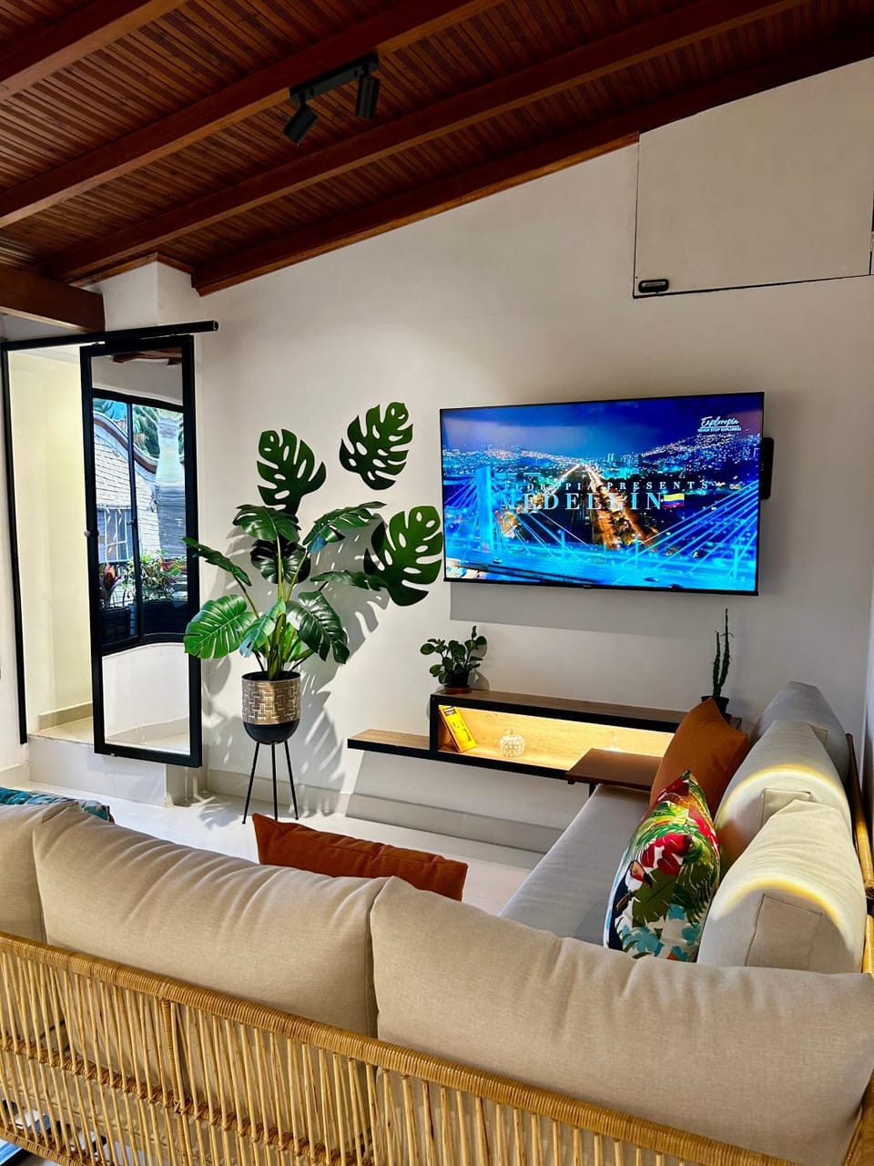 TV and multimedia, Living room, Seating area, Evening entertainment