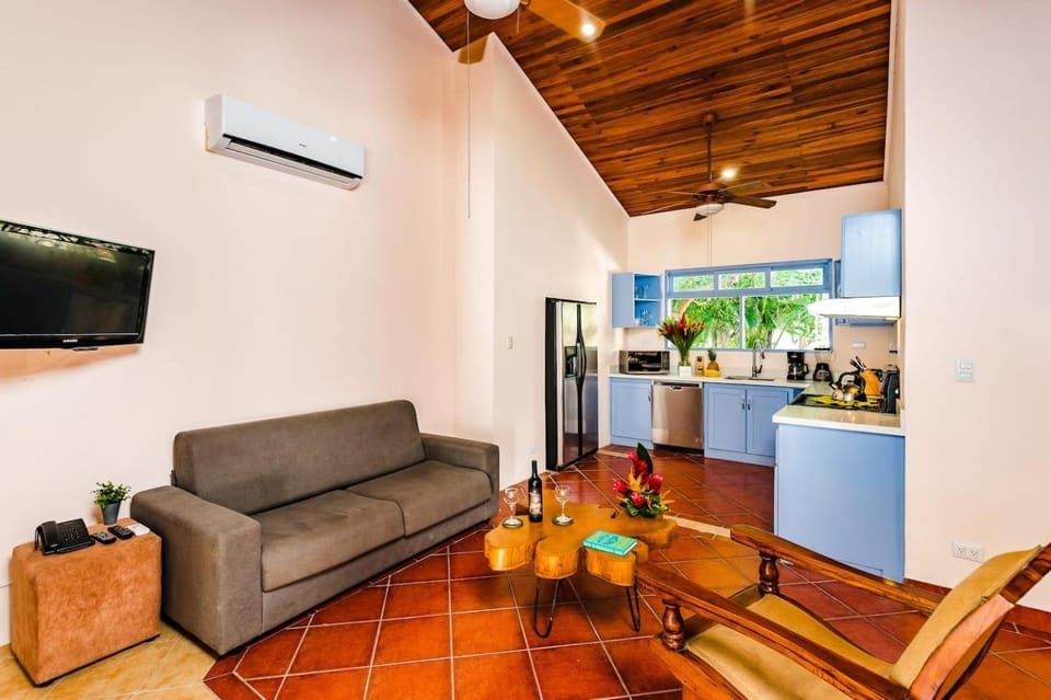 Remodeled Casa Tropical w Private Pool House in Playa Langosta