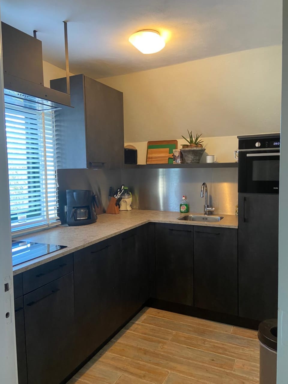 Coffee/tea facilities, Kitchen or kitchenette, dishwasher, oven, stove