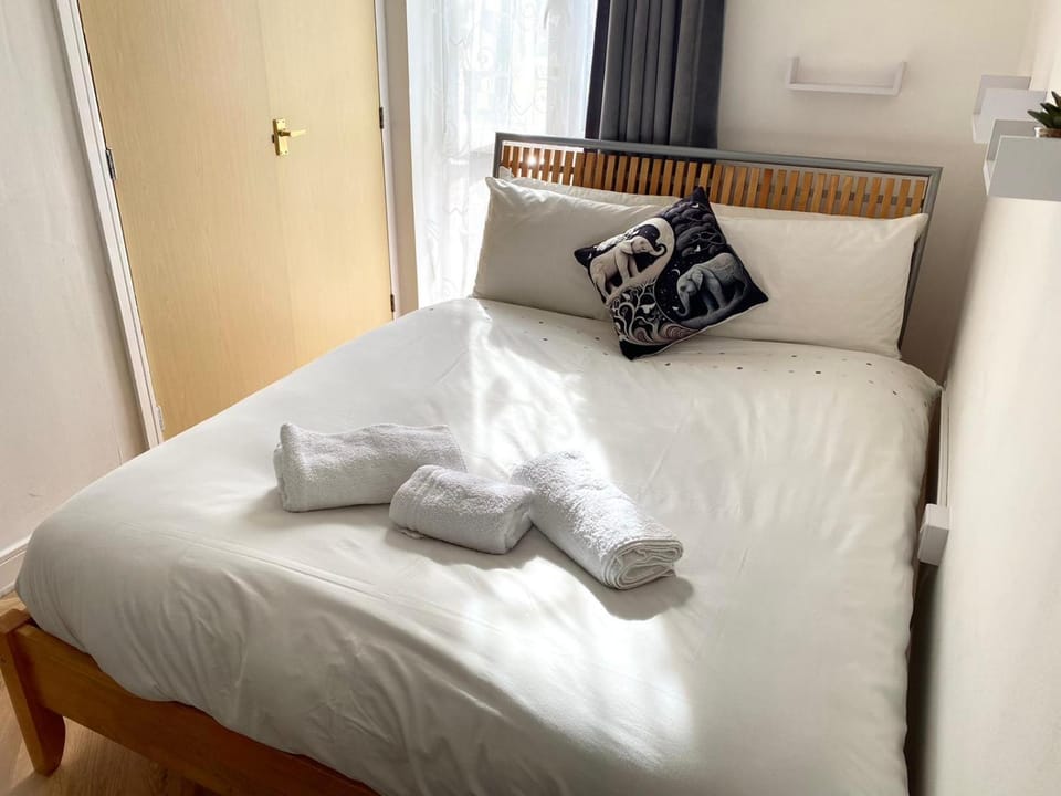 Bed, Bedroom, towels